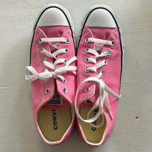 Pink converse lo-top size 7.5 men’s 9.5 women’s worn once